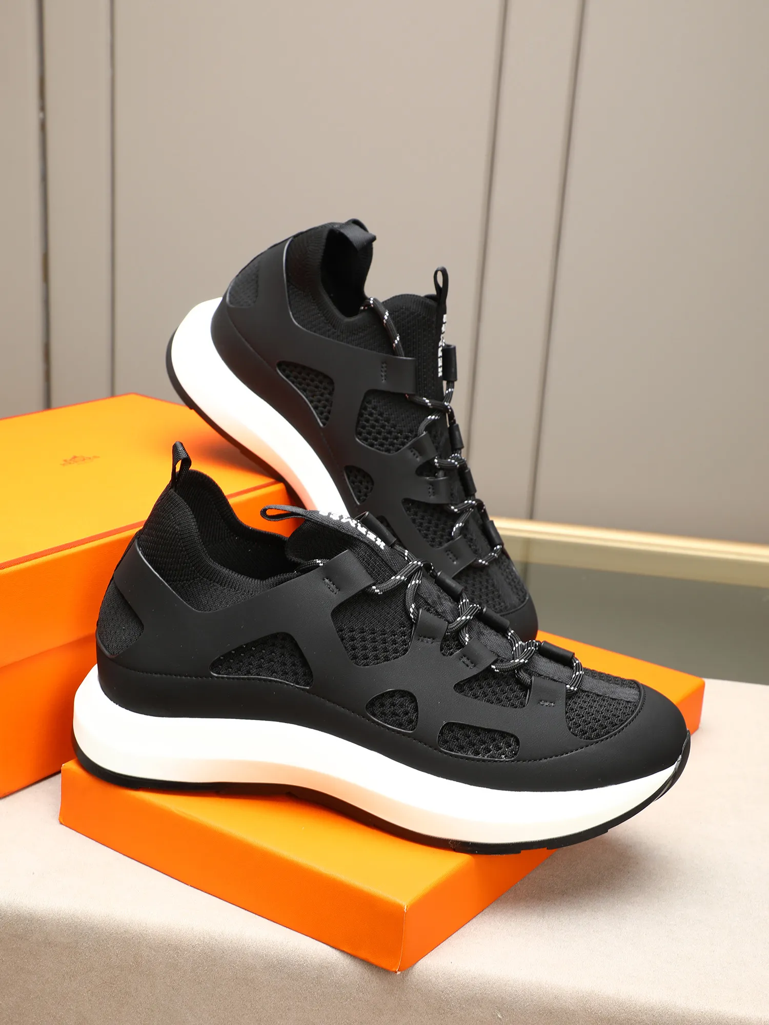 Men's shoes💰580 HERMES/Hermès men's rest sneakers! -High-end quality original casual sports shoes -Upper: high nappa calfskin, forging technology, knitted fabric, shoe brand webbing, injection molded brand logo -Inner: foot pad; water-dyed cowhide -Outsole: ultra-light TPU·rubber; two-color molded outsole -Ultra-high quality control·fine workmanship: highlighted (high-end·luxury·grade) Size: 38-39-40-41-42-43-44 (45 can be customized)